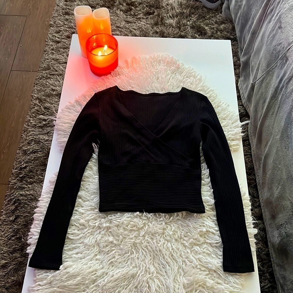 Adorable Black Ribbed V-Neck Crop Top! 😍🛍️